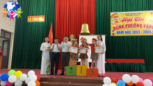 Các Bác lãnh đạo UBND, BGH,trao thưởng cho 3 thí sinh xuất sắc nhất của hội thi " Rung chuông vàng năm học 2023 -2024