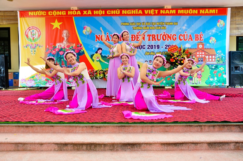 Tiêt mục múa "Non nước hữu tình" của các cô giáo Trường MN Dân Hòa khai giảng năm học mới
