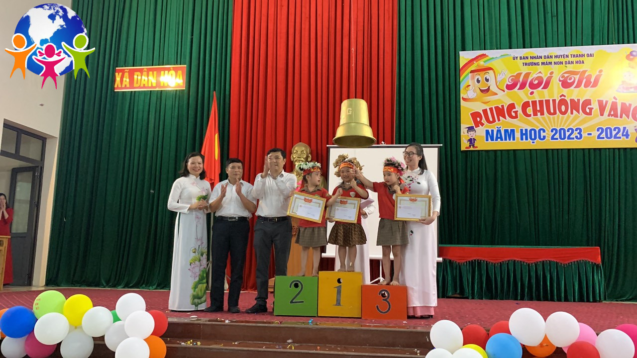 Các Bác lãnh đạo UBND, BGH,trao thưởng cho 3 thí sinh xuất sắc nhất của hội thi ' Rung chuông vàng năm học 2023 -2024